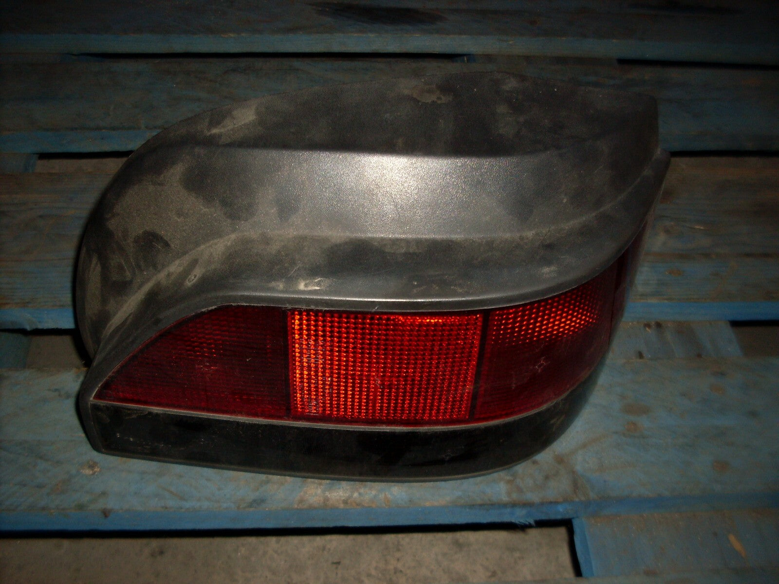 FEU ARRIÈRE DROIT CLIO 1 PH2 1990 1998 – FEU STOP ARRIÈRE PASSAGER RENAULT