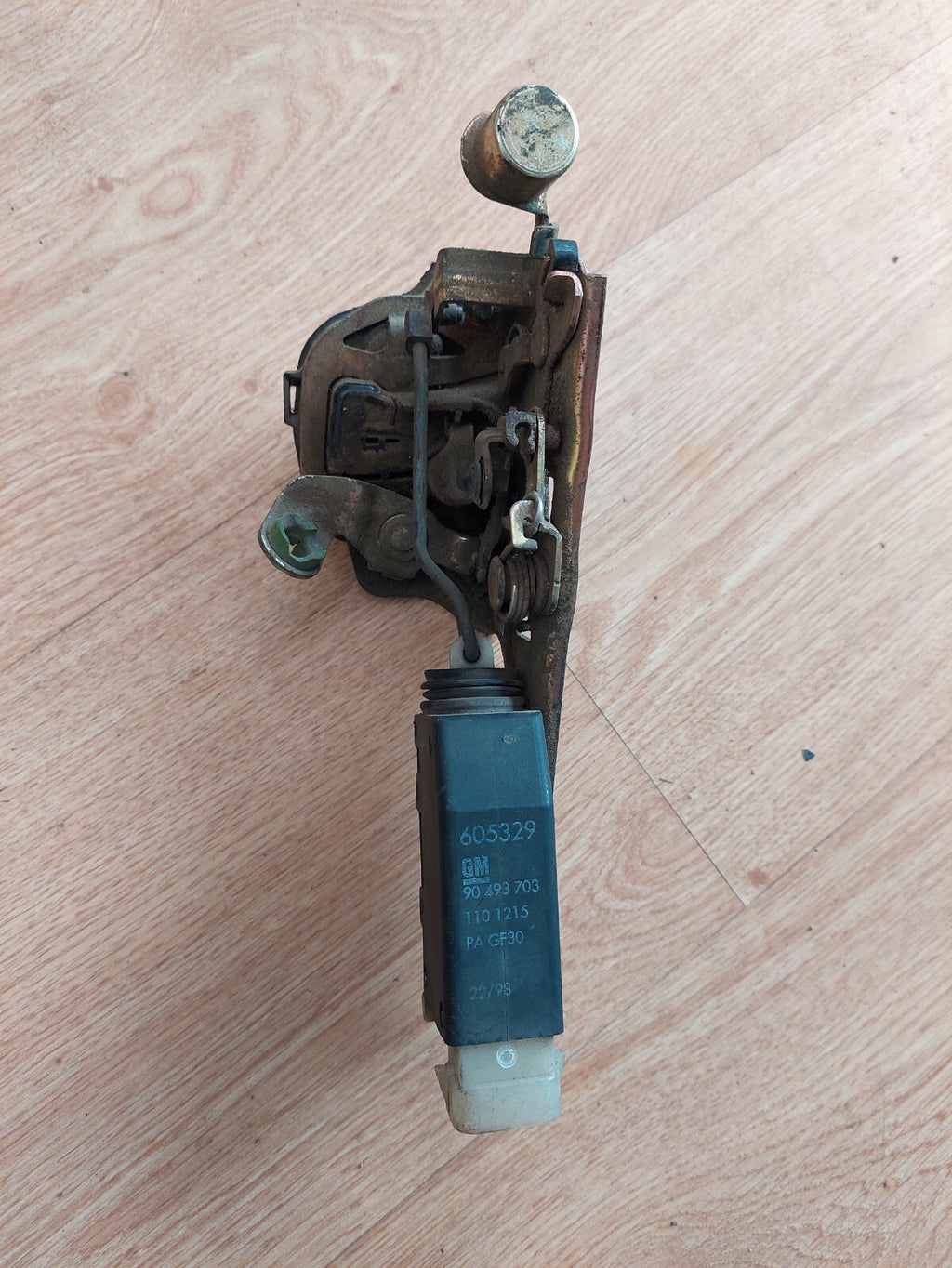 MOTEUR SERRURE CENTRALISÉE AR DROIT OPEL CORSA B 1997-2001 REF 605329