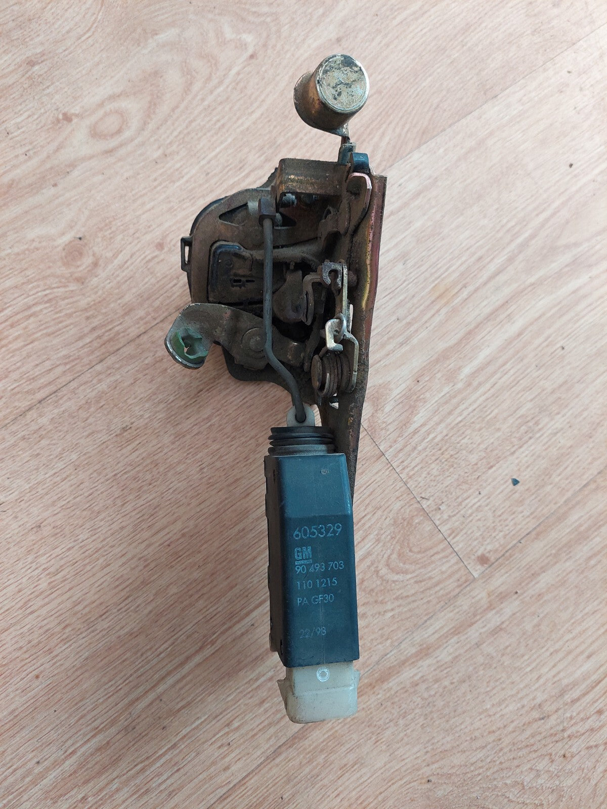 MOTEUR SERRURE CENTRALISÉE AR DROIT OPEL CORSA B 1997-2001 REF 605329