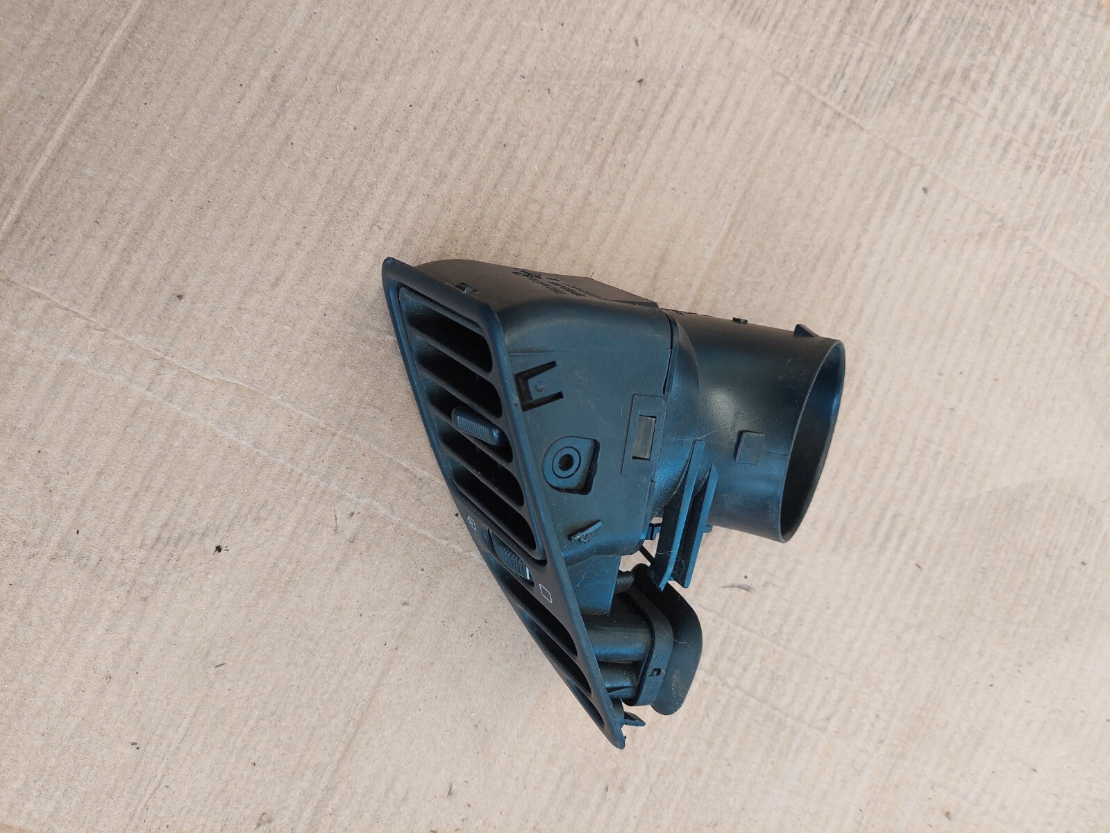 Grille Ventilation Droite Tableau de Bord Peugeot 306 1994-1999 Ref 9607710677