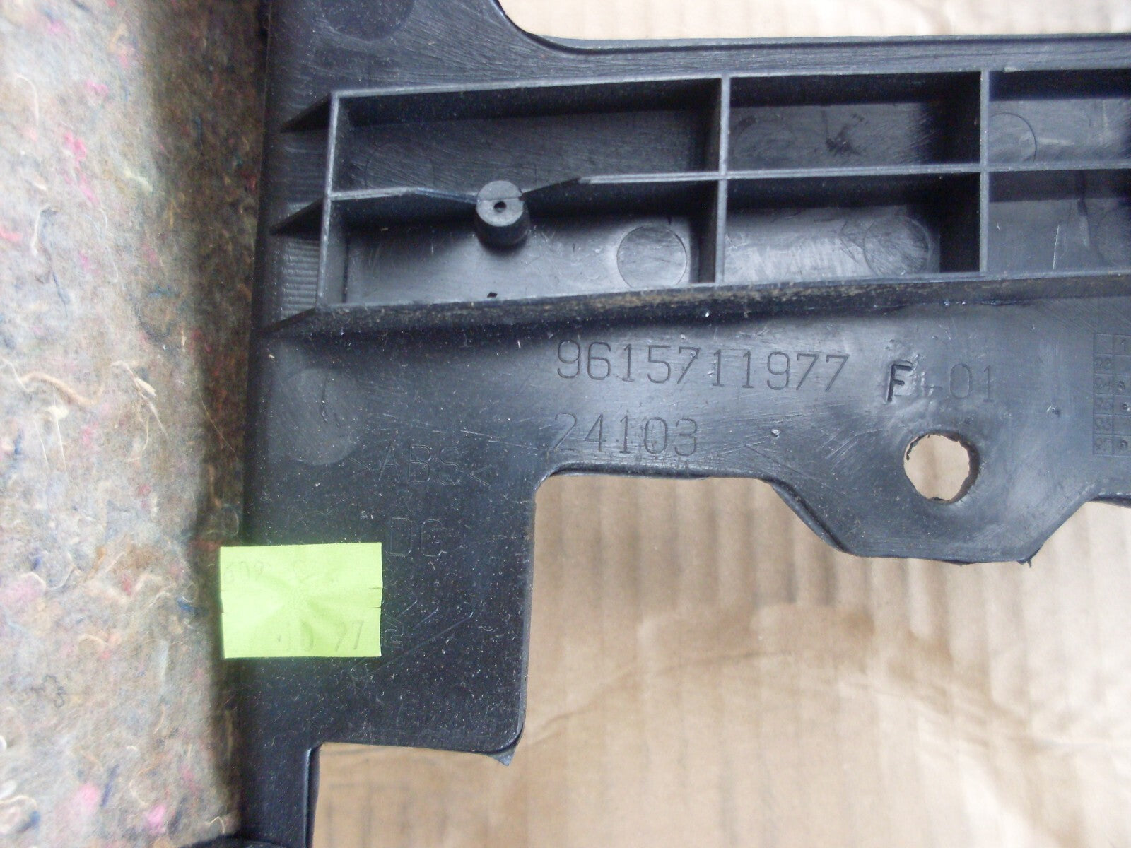 PEUGEOT 605 XM CACHE CONSOLE CENTRALE INTÉRIEUR ORIGINE PSA 9615711977 –RARE
