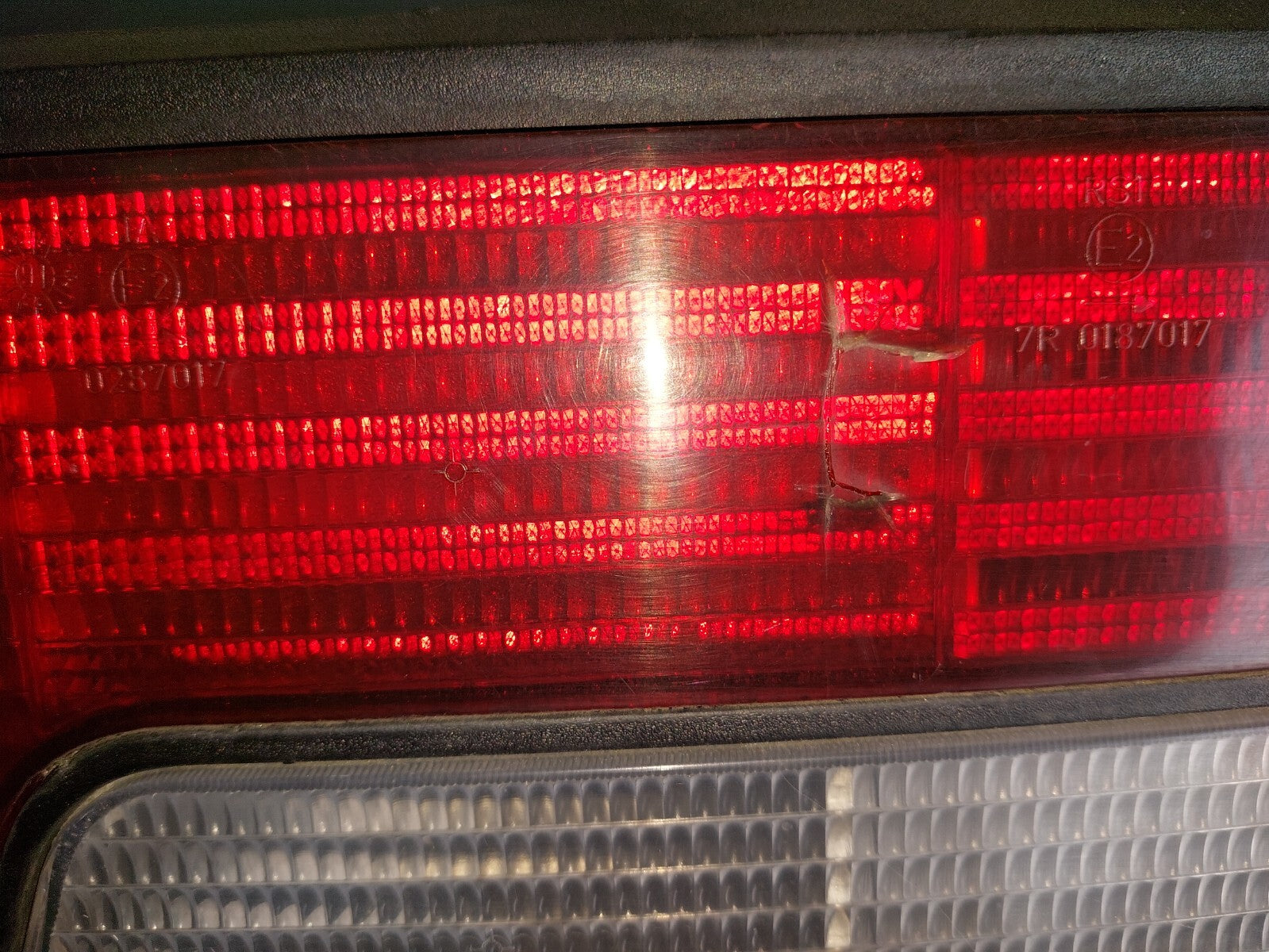 Feu arrière droit origine Peugeot 405 (1987-1992) – ARD – Bon état