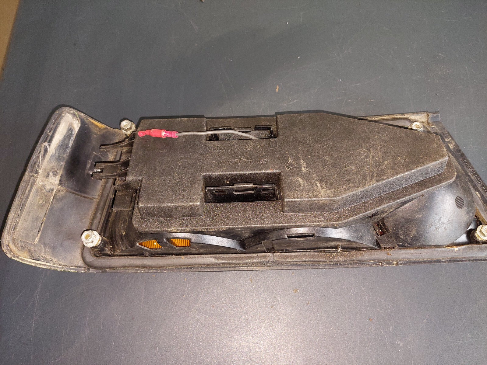 Feu arrière droit origine Peugeot 405 (1987-1992) – ARD – Bon état