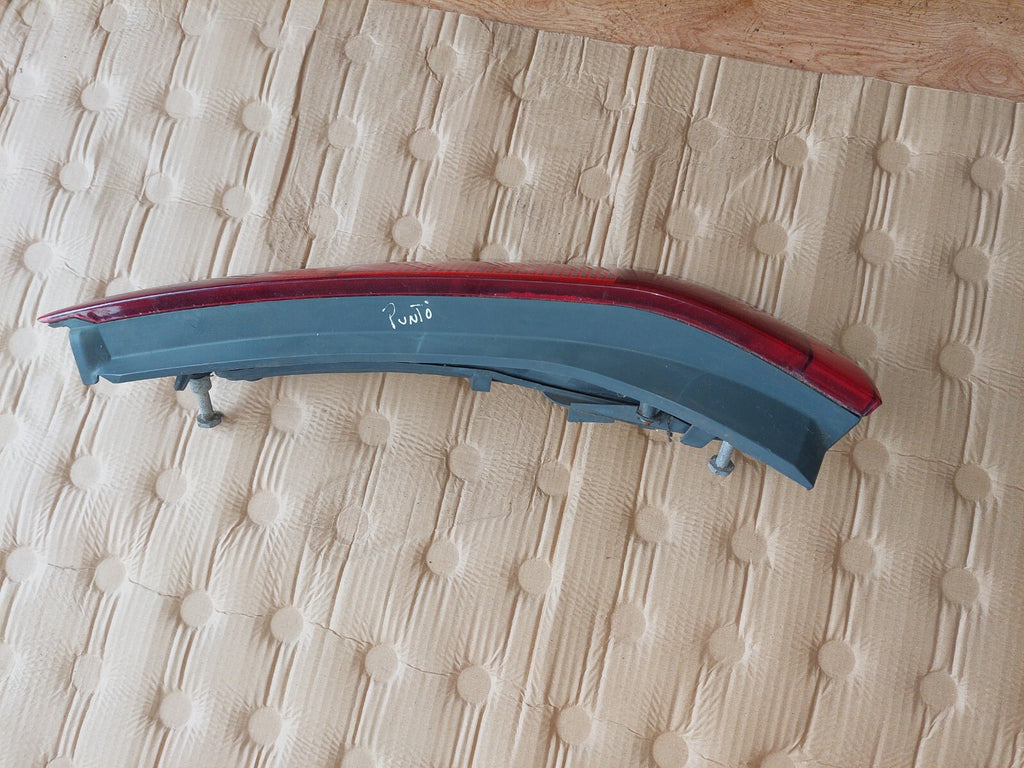 Feu arrière droit FIAT Punto I (176) réf 77307227 avec porte lampes – Origine